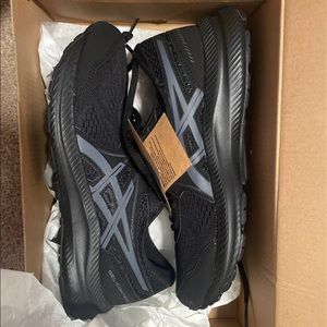 Black, women’s ASICS tennis shoes (size 7)